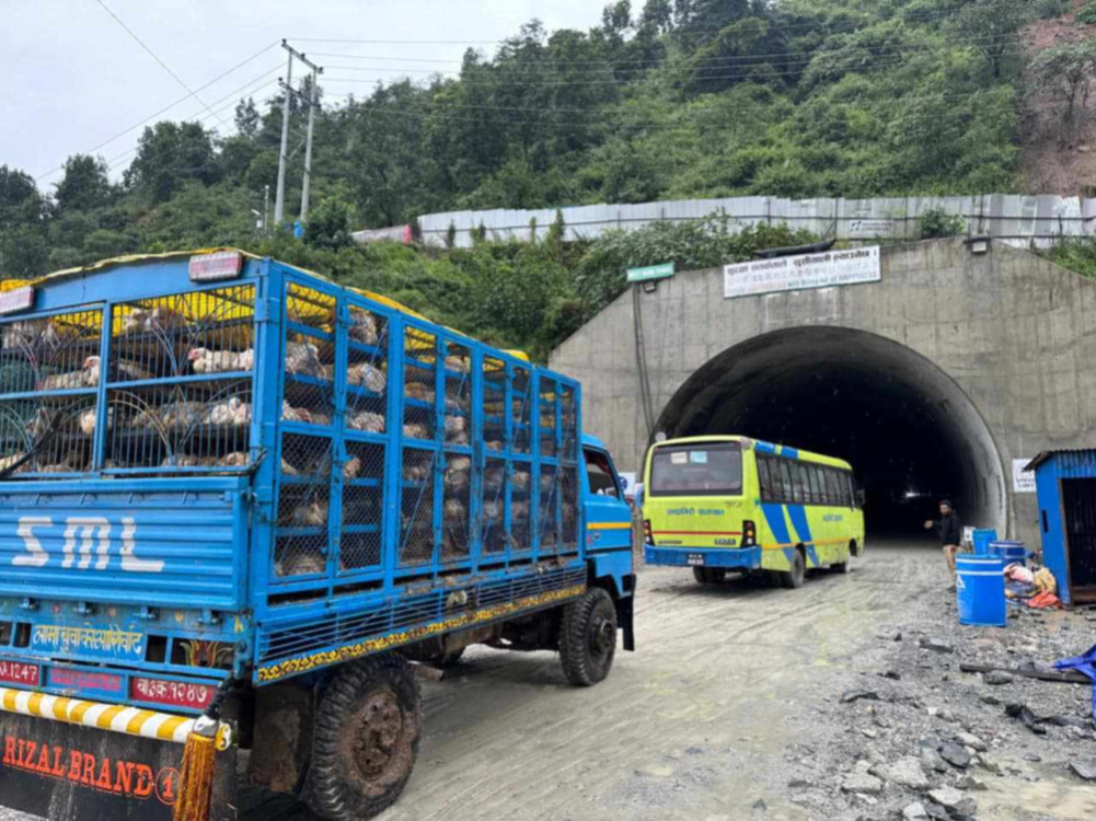 धादिङमा अलपत्र यात्रुलाई सुरुङमार्गबाट काठमाडौं ल्याइँदै